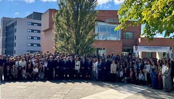 Su Majestad la Reina Letizia conoce los proyectos científicos en curso en su visita al Centro de Investigación del Cáncer por su 25º aniversario